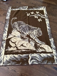 Kuschelige Acryl Fleecedecke Prowling Tiger Vintage - Bild 1 von 7