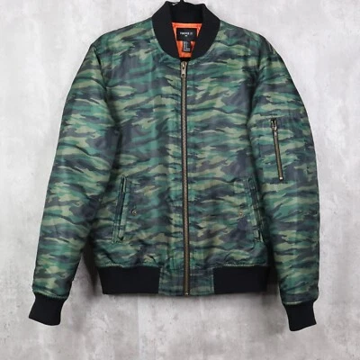 Jaqueta Bomber Forever 21 Masculina Pequena Camuflagem Verde 'Rise Above' Bolsos Bordados - Imagem 1 de 4