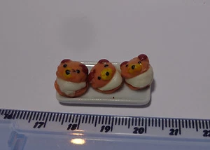 3 Kuchen auf Keramikplatte im Maßstab 1:12 (P3) - Bild 1 von 1