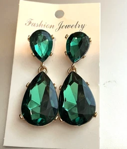Orecchini pendenti lunghi tono oro cristallo verde smeraldo strass sfaccettati - Foto 1 di 3