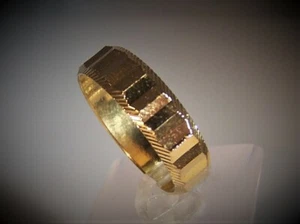 18KT GOLD PLATE FANCY BAND WEDDING UNISEX RING SIZE 10 - FREE POST - Picture 1 of 4