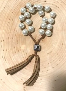 BRACCIALE CHICO'S FINTA PERLA DOPPIO FILO REGOLABILE CAMOSCIO NAPPA USATO IN OTTIME CONDIZIONI - Foto 1 di 2