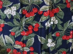 Tela novedosa Fruit Market de Hoffman Inter Cherries en algodón azul marino de colección 22 x36" - Imagen 1 de 5