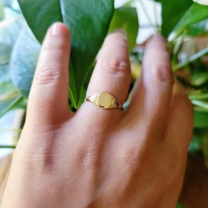 Classic 9ct 9K Solid Gold Dainty Signet Ring, size 5.5 - Picture 1 of 8