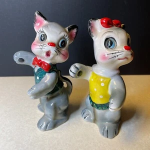 Hugging Cats Salt and Pepper Shakers Kitsch Anthropomorphic Kittens Hand Painted - Picture 1 of 5