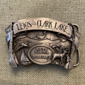 1984 SISKIYOU LEWIS & CLARK LAKE NEBRASKA S. DAKOTA GÜRTELSCHNALLE ANGELN HIRSCH NOS - Bild 1 von 3