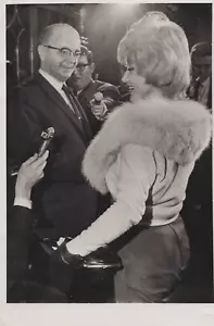 VINTAGE 1950s ICONIC Actress Marilyn Monroe Bombshell Stylish Pose Photo 712 - Picture 1 of 2