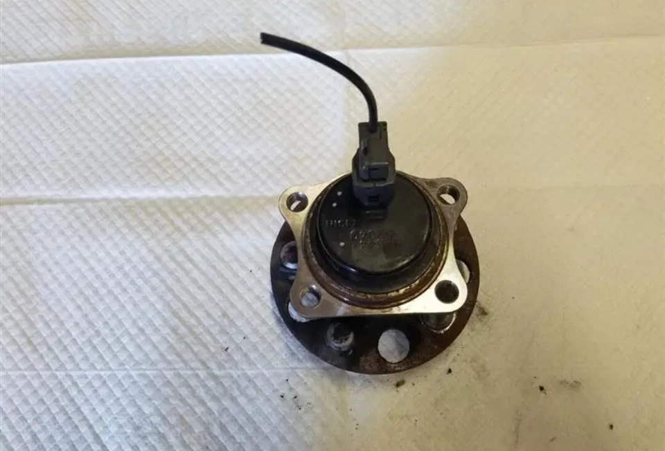 Buje trasero con cojinete Toyota Prius 2016-2020 OEM Foto 1 de 1