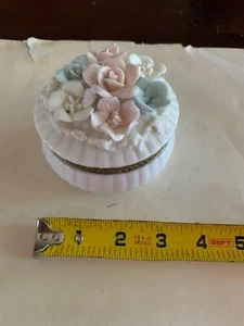 Vintage Karen Carson Creations Porcelain Flowers Box Lavender Scented - Picture 1 of 8