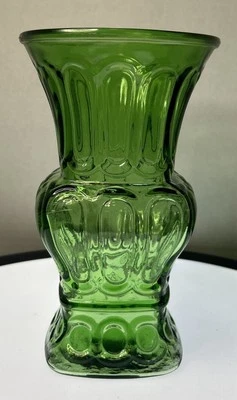 Vaso gravado verde vidro depressão vintage 7 1/2" X 4 1/2" MCM não vidro de urânio - Imagem 1 de 4