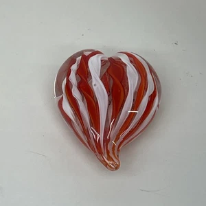 Pisapapeles Two's Company vidrio soplado en forma de corazón rojo con cintas blancas 3,5" - Imagen 1 de 6