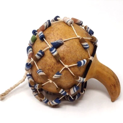 Coctelera de calabaza de percusión Shekere africana vintage de 5" con cuentas de vidrio y red  Foto 1 de 4