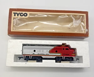 TYCO HO scale 22421 SANTA FE #4015 F9 PASSENGER DIESEL LOCOMOTIVE ORIGINAL BOX - Picture 1 of 13