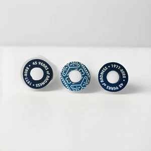 Almohadilla de espuma SE 2022 45 años de Radness Donuts edición limitada bandana azul - Imagen 1 de 7