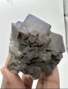 Esemplare di fluorite pietra naturale 150g su matrice vintage con matrici viola - Foto 1 di 10
