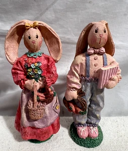 Juego de 2 piezas de estatuilla de conejo de Pascua pisapapeles resina vintage 1996 5" de colección - Imagen 1 de 3