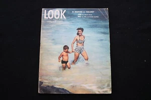 1945 DECEMBER 11 LOOK MAGAZINE - A WOMAN IN BERMUDA COVER - E 10165 - Picture 1 of 2
