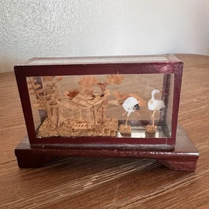 Escena de diorama de corcho miniatura china vintage en estuche de vidrio grúas - Imagen 1 de 7