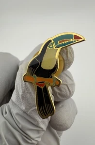 Pin de solapa esmaltado tono dorado colorido vintage de pájaro tucán - Imagen 1 de 8