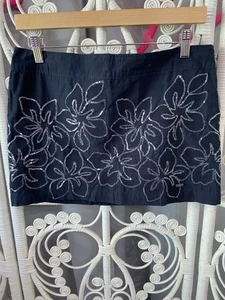 NWT HOLLISTER MINI SKIRT NAVY BLUE TROPICAL SEQUIN FLOWERS SIZE 5 - Picture 1 of 4