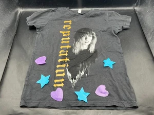 T-shirt ufficiale Taylor Swift Reputation Stadium Tour con città taglia YM RARA - Foto 1 di 4