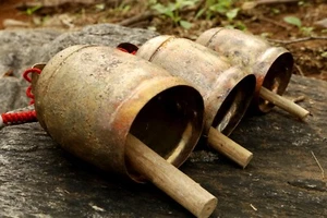 Antique vintage cow bell percussion instruments Tibetan Door Bells for Outdoor - Picture 1 of 4