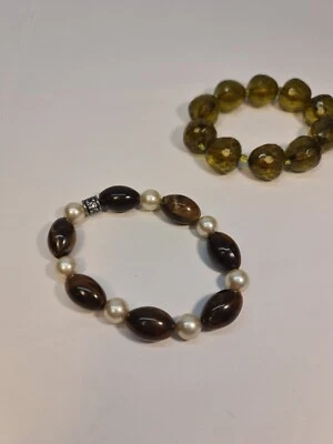 Paquete de 2 pulseras de plástico/vidrio con perlas de goma - blanco/marrón/ámbar Foto 1 de 4