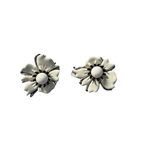 Vintage Sarah Coventry Flower Clip on Earrings White enamel Silver tone - Picture 1 of 4