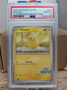 2025 POKEMON SVP EN-SV BLACK STAR PROMO ILLUSTRAZIONE CONCORSO 2024 PIKACHU PSA 10 - Foto 1 di 3