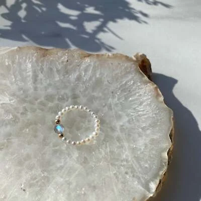 Anillo elástico de perlas de labradorita y agua dulce con cuentas rellenas de oro de 14kt Foto 1 de 3