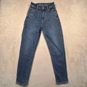 Jeans American Eagle Mom vita alta denim elasticizzato blu lavaggio taglia 000 corto - Foto 1 di 9