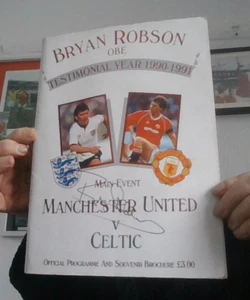 BRYAN ROBSON SIGNED MANCHESTER UTD v CELTIC 1990 TESTIMONIAL PROGRAMME - Picture 1 of 1