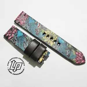 Correa de reloj pintada con tatuaje de carpa japonesa artesanal Koi y flores con hebilla libre. - Imagen 1 de 5
