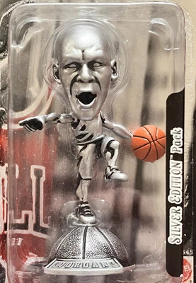 Figura de acción y tarjeta Michael Jordan 1999 Mattel Maximum Air Silver Edition NBA Foto 1 de 4