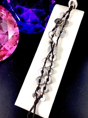 NUEVO SIN ETIQUETAS LLAMATIVO BRAZALETE UNO DE 50 PLATEADO DISCO PLANO CUERO GOLPE EN MADERA Foto 1 de 4