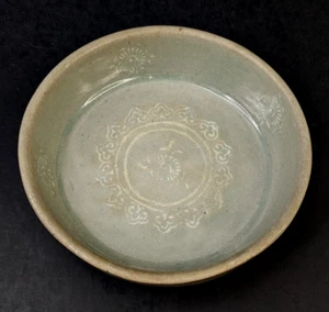 Antica ciotola piatta coreana Celadon slip crisantemo e bollocho - Foto 1 di 10