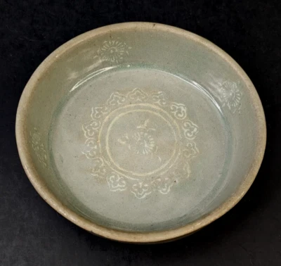 Antiguo cuenco plano coreano Celadon Slip crisantemo y bullocho  Foto 1 de 4