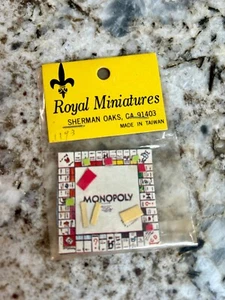 NUOVO VINTAGE ROYAL MINIATURA CASA DELLE BAMBOLE ACCESSORIO MONOPOLY GIOCO DA TAVOLO - Foto 1 di 2