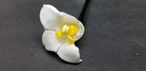 ART GLASS WHITE YELLOW LILY LONG STEM GLASS FLOWER 19 1/2" - Picture 1 of 4