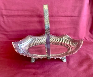 ANTIQUE LEE & WIGFULL SILVERPLATE BASKET DISH WITH FOLDING HANDLE VICTORIAN - Picture 1 of 11