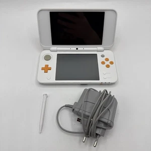 New Nintendo 2DS XL Handheld-Spielkonsole - Weiß / Orange - Bild 1 von 3