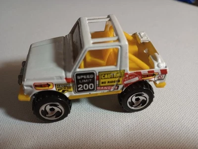 Hotwheels Suzuki Samurai 1988 interior blanco amarillo 3 velocidades ruedas de afeitar cromadas  Foto 1 de 4