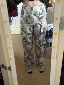 Women’s camo cargos - Picture 1 of 5