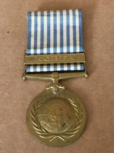 UNITED NATIONS KOREA WAR MEDAL U.N. ISSUE FULL SIZE WITH RIBBON ORIGINAL - Picture 1 of 2