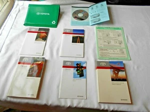 Toyota Prius 2011 juego manual de 7 piezas y estuche verde de fábrica. FABRICANTE DE EQUIPOS ORIGINALES. MUY LIMPIO - Imagen 1 de 7