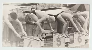 Foto Hombre Atleta Cuerpo Musculoso Sin Camisa Bañador Playa Salto Inusual De Colección - Imagen 1 de 2