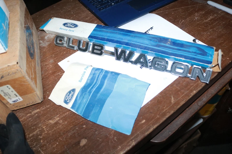 Nuevo de Lote Antiguo Ford 1974-79 Econoline Club Wagon emblema D5UZ-2225622-A Foto 1 de 4