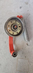 Polea tensora y resorte Kubota ZD331 para cubierta de cortacésped - Imagen 1 de 4
