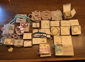 Lote De Colección De 20 Joyas Avon Mayormente Nuevas En Caja - Imagen 1 de 8