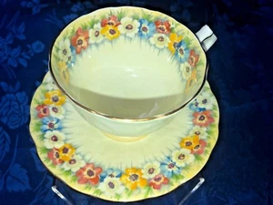 Impresionante juego de tazas y platillos festoneados amarillos Aynsley  - Imagen 1 de 5